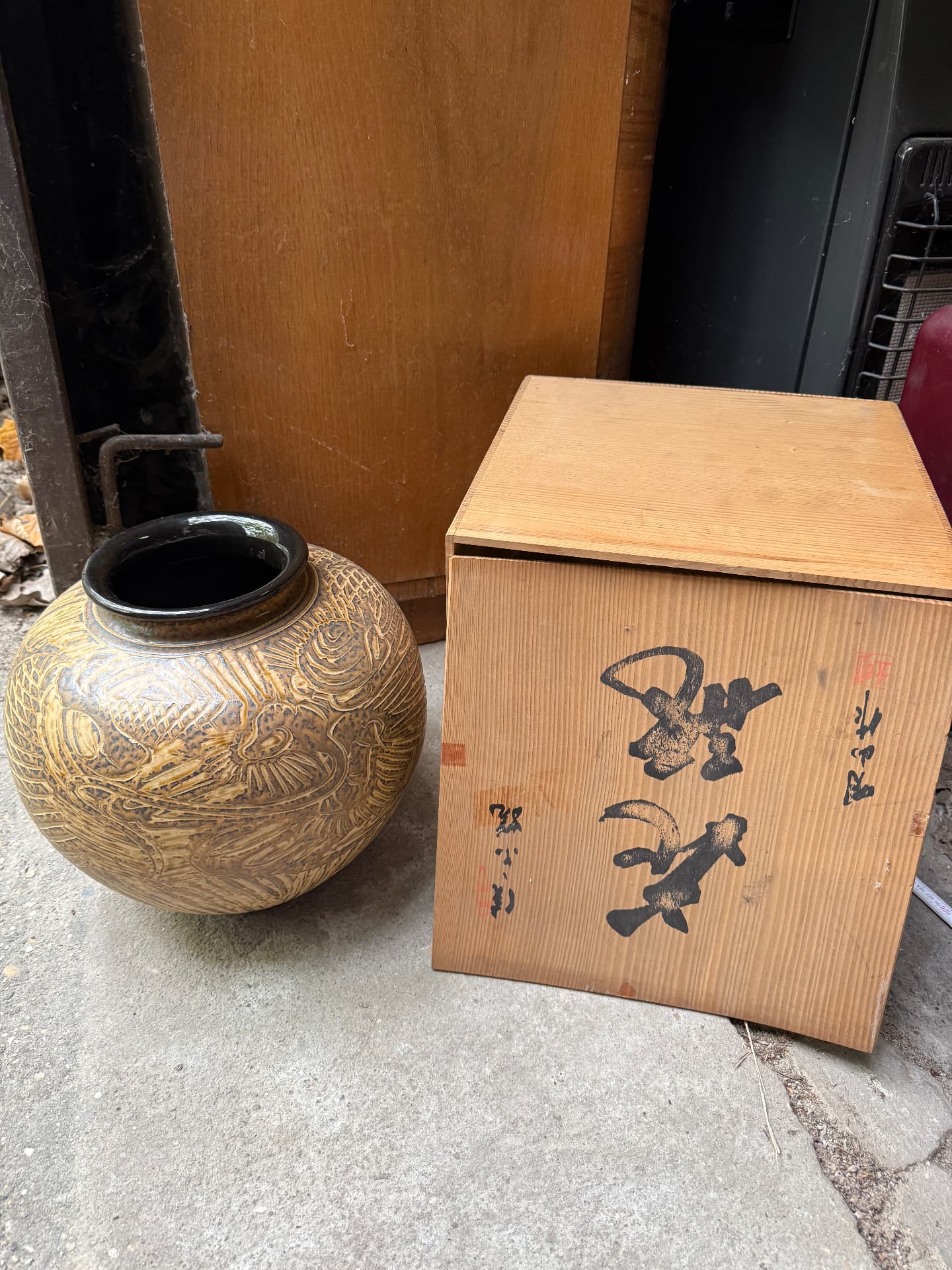 Japán kerámia gömbváza — faragott sárkánymintás, fadobozos