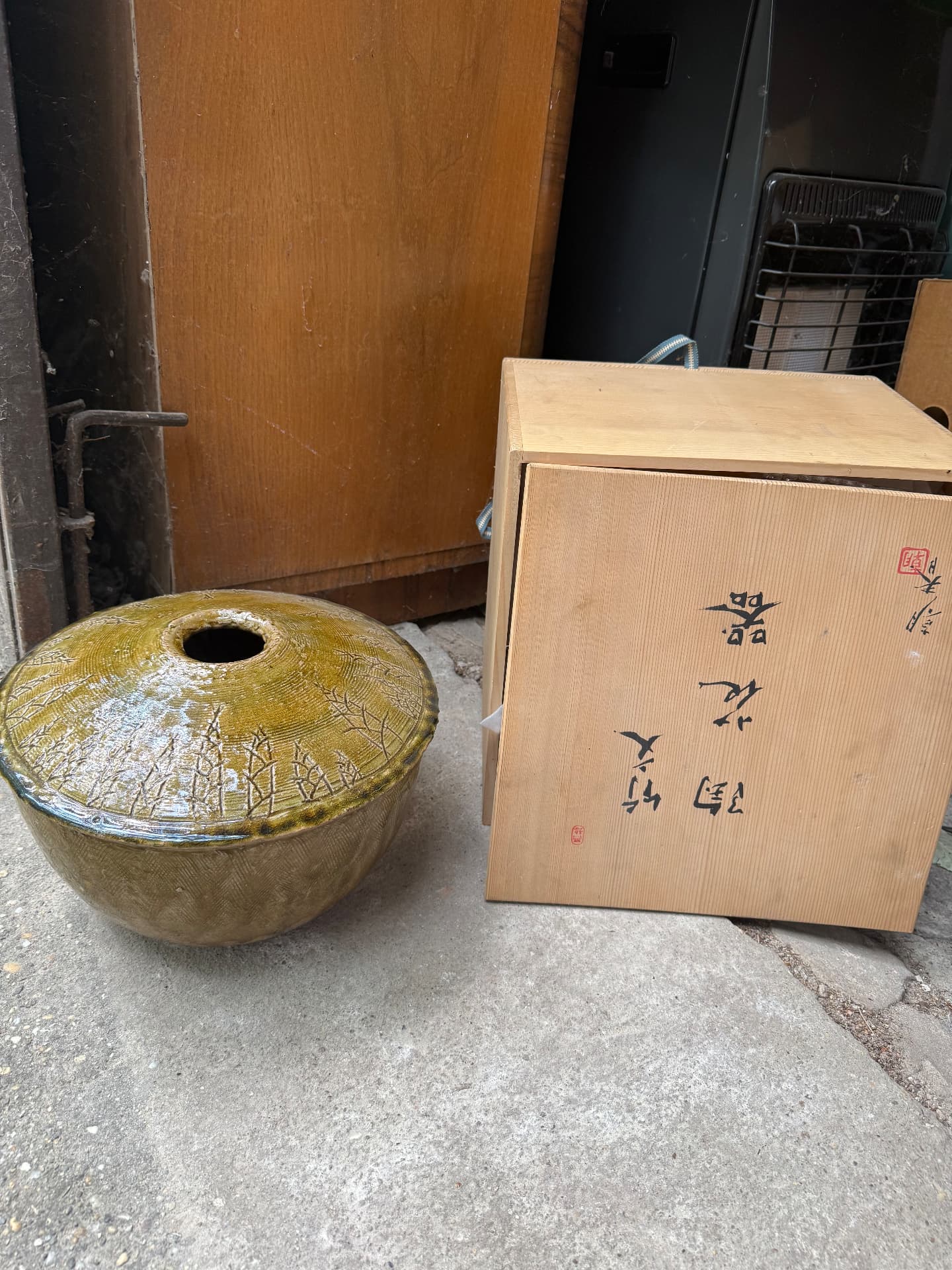 Japán kerámia váza — olívazöld mázas, fűmintás, fadobozos