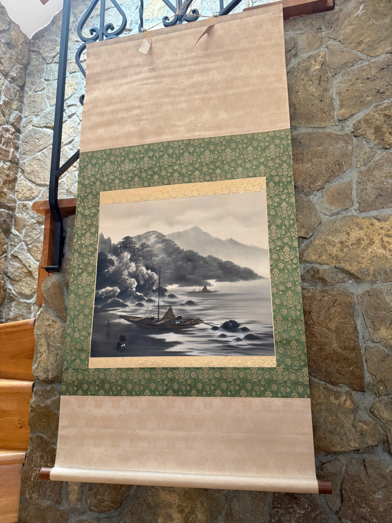Halászcsónakok ködös öbölben — sumi-e kakejiku